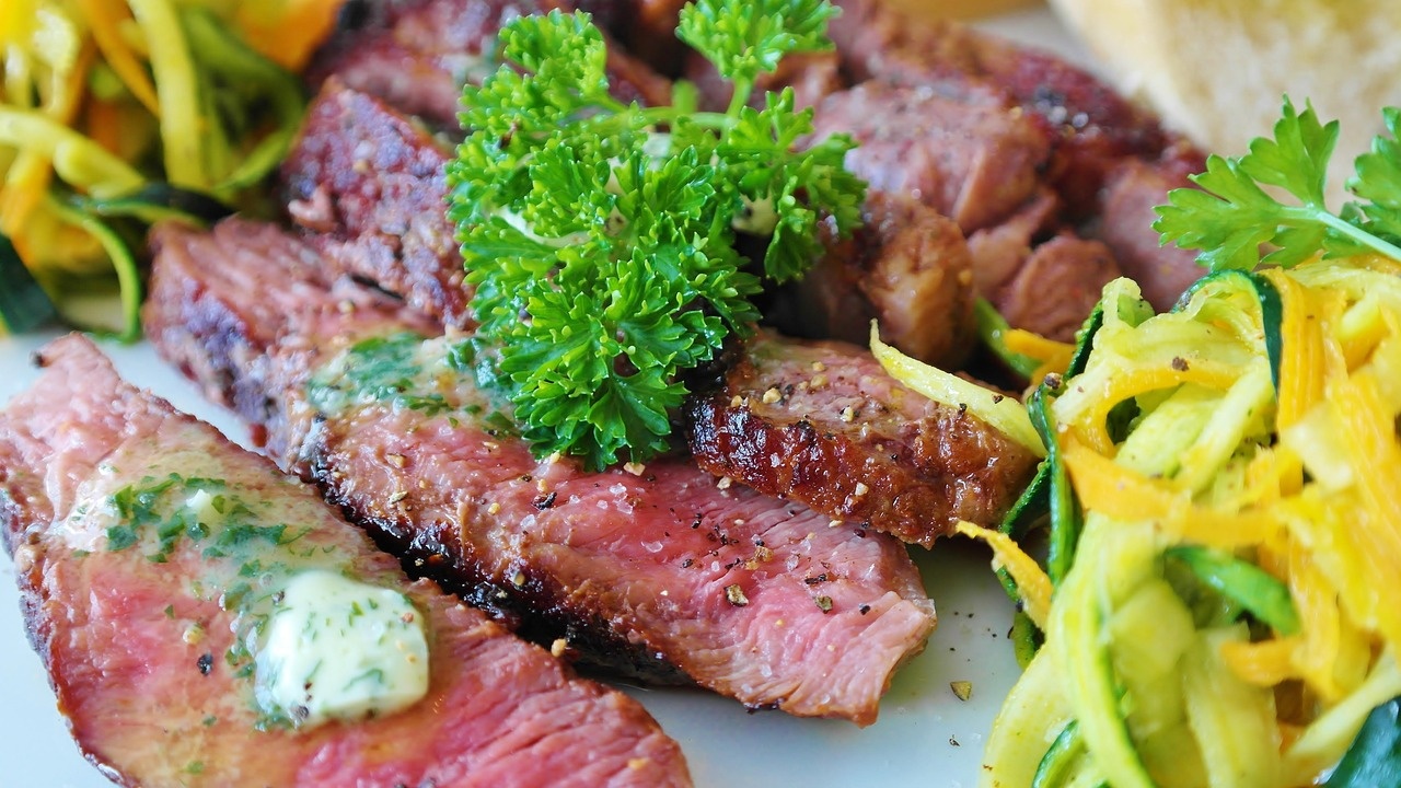 Medium rare Steak mit Kräuterbutter und Gemüsenest