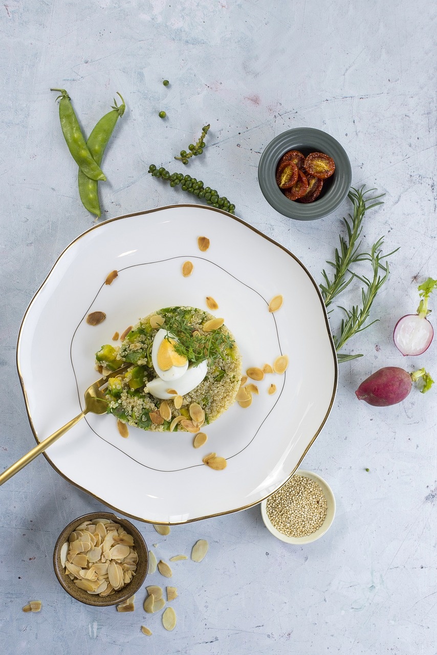 Quinoa-Salat mit weichem Ei auf goldgerandetem Teller