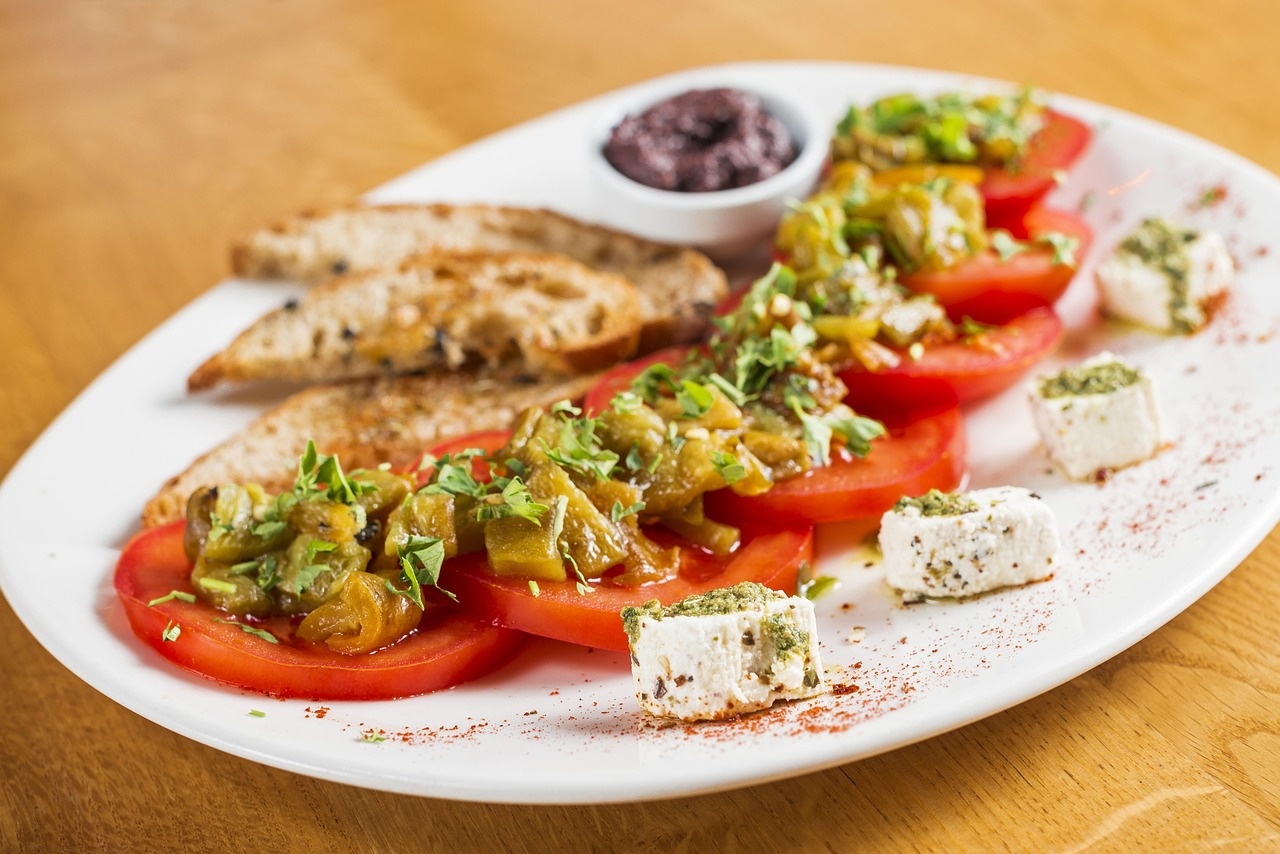 Mediterrane Vorspeise mit Tomaten, Pesto-Käse und Tapenade