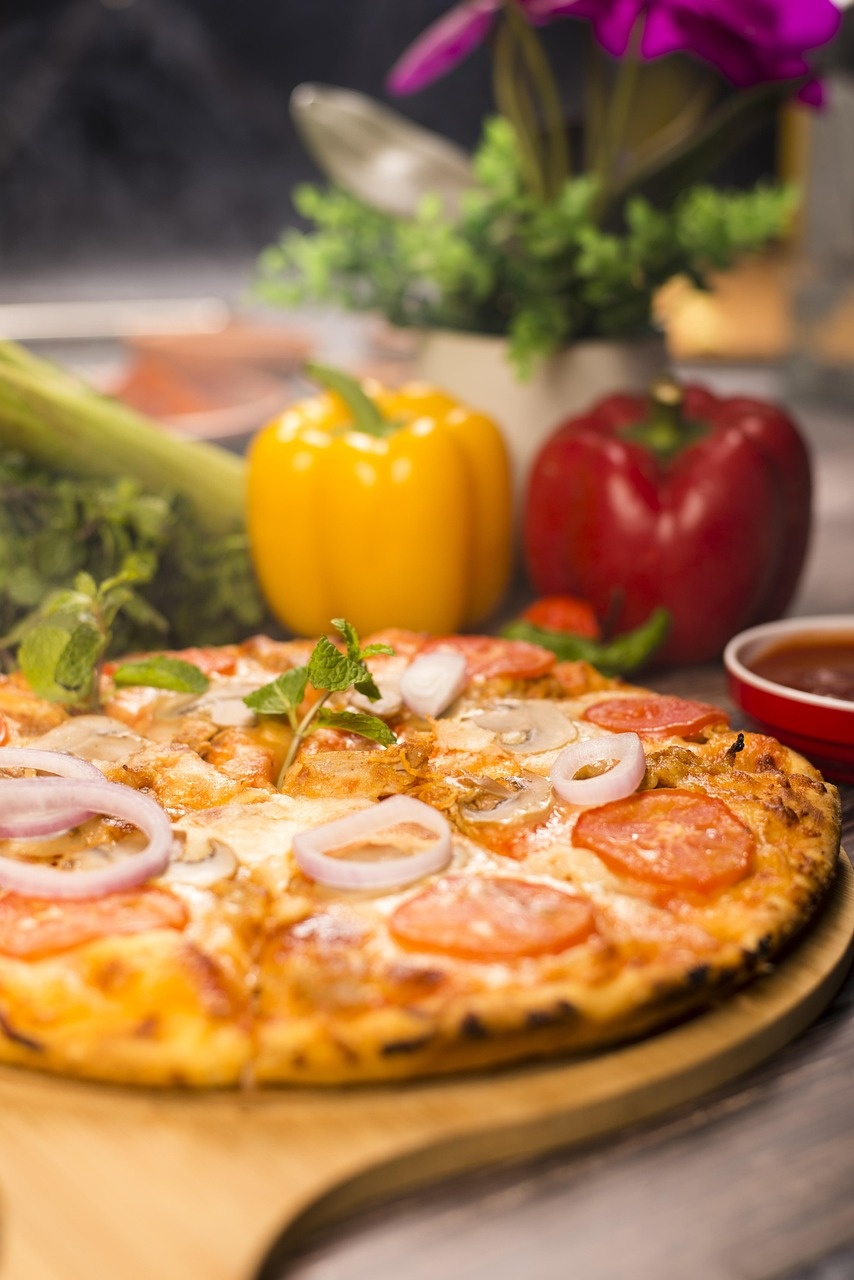 Dünnboden-Pizza mit Tomate, Pilzen und frischer Minze